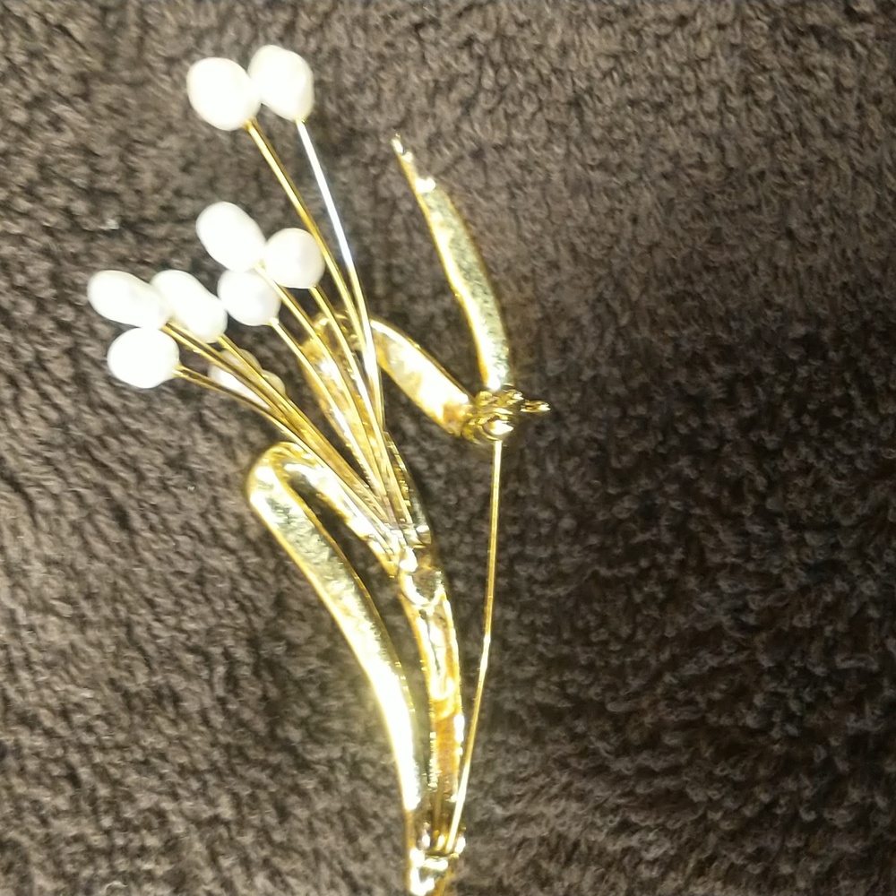 Freshwater pearl spray brooch. - Picture 4 of 5